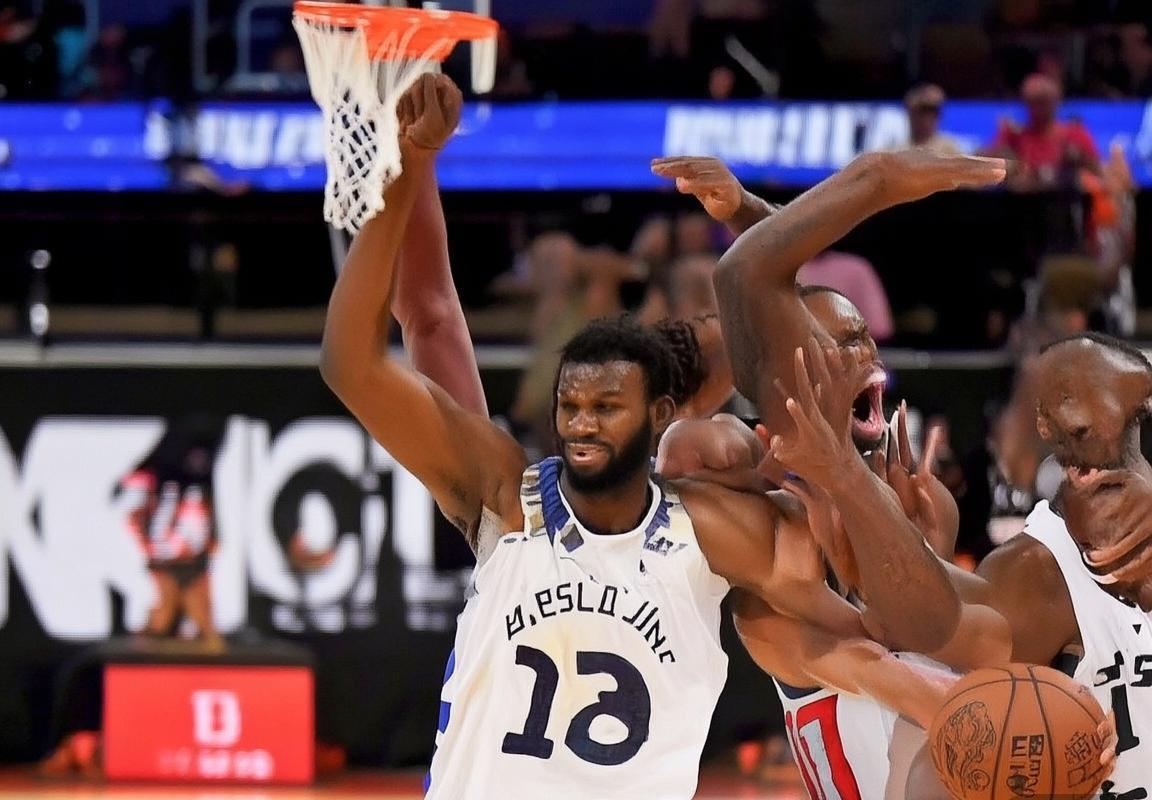 克利夫兰骑士队力克夏洛特黄蜂，多诺万·米切尔30分对飚拉梅洛·鲍尔，德安德烈·亨特空砍27分